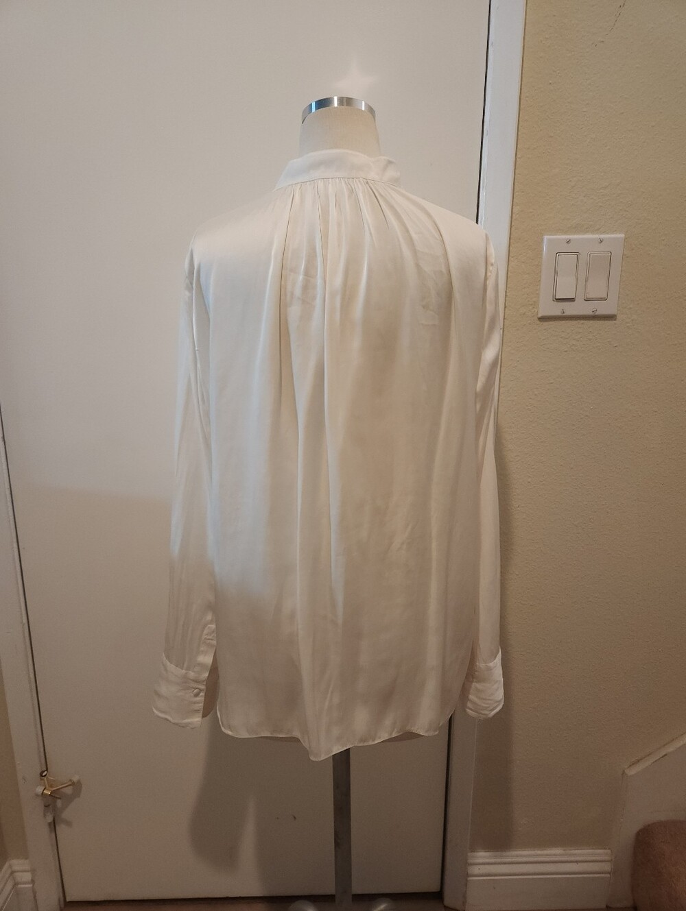 Elegant White V-Neck Long-Sleeve Blouse - Picture 5 of 8